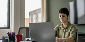 Gestão de neurodiversidade no trabalho: por que o RH precisa agir além do Abril Azul